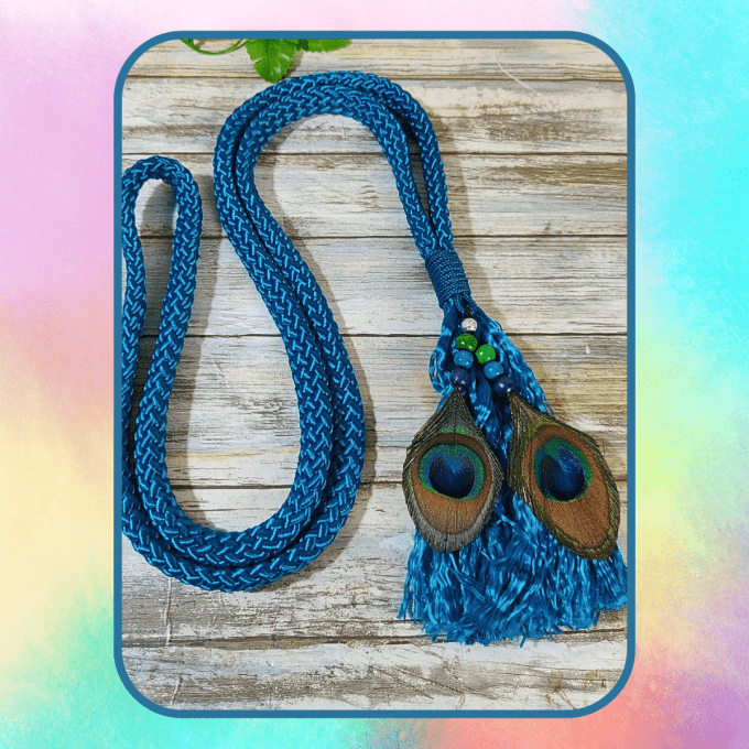 Cordelette Pompon bleu avec plumes de paon taille cob